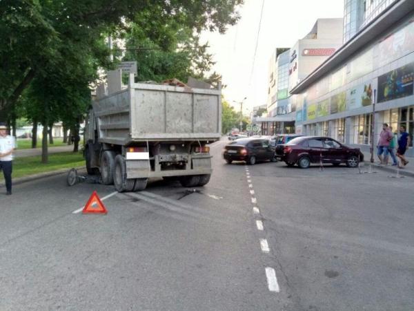 В центре Ставрополя под колеса КАМАза попал велосипедист